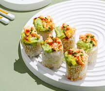 Ролл с креветкой и кремом из авокадо