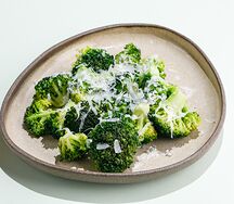 Брокколи с пармезаном