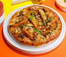 Хачапури с грушей и горгонзолой