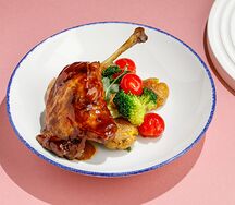 Утиная ножка конфи с овощами