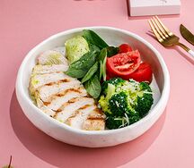 Куриная грудка с кремом из авокадо