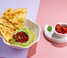 Гуакамоле с пряной лепешкой