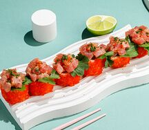 Острый ролл с тунцом и лососем