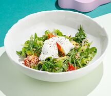 Салат с киноа и яйцом пашот