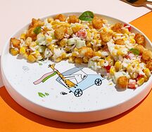 Кукурузный салат с хрустящей рыбкой