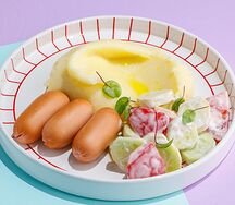 Сосиски отварные с пюре и овощным салатом