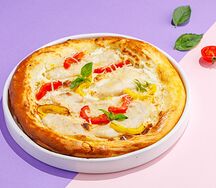 Пицца с куриной грудкой и соусом моцарелла