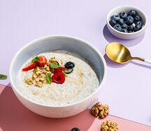 Овсяная каша с грецким орехом и ягодами