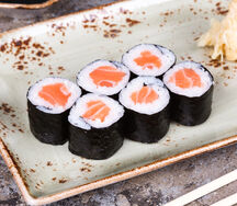Ролл с лососем