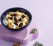 Мацони с медом и орехами