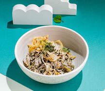 Салат с языком и хрустящим луком