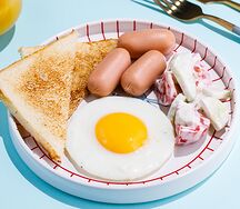 Яйцо глазунья с сосисками