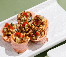 Обожженный ролл с лососем и угрем