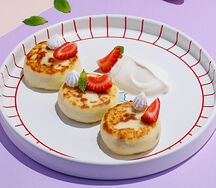 Сырники с клубникой и сметаной