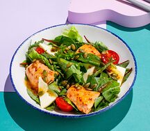 Теплый салат с лососем
