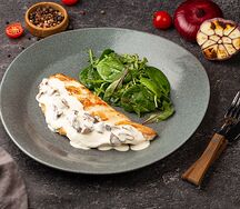 Куриная грудка под сливочным соусом с грибами и микс-салатом