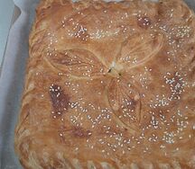 Пирог с сёмгой, картофелем и луком