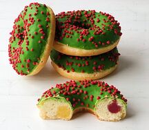 Донат с лимонной и малиновой начинкой, кондитерской глазурью с цветной посыпкой