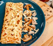 Блин с курицей, грибами и сыром