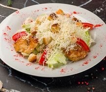 Салат Цезарь с курицей