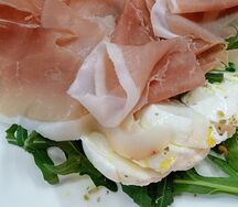 Прошутто крудо и моцарелла