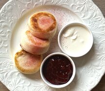 Сырники со сметаной и джемом