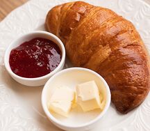 Круассан с джемом и сливочным маслом