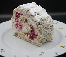 Фисташковый рулет с малиной