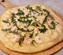 Пицца с креветками и рукколой