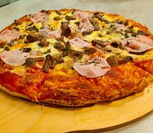 Пицца с грибами и ветчиной