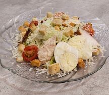 Салат Цезарь с курицей