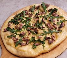 Пицца с тунцом и рукколой