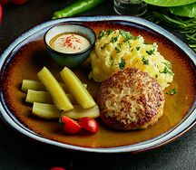 Котлета с пюре и огурчиками