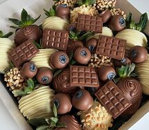 Клубника в шоколаде с ягодами