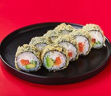 Горячий ролл с лососем