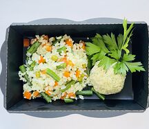 Кнели из индейки со шпинатом и рис с овощами