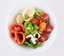 Салат с семгой и эдамаме