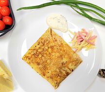 Блин с ветчиной и сыром и чесночным соусом