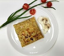 Блин с жюльеном и чесночным соусом
