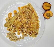 Блин с карамелью и орехами