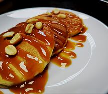 Панкейки с карамелью и орехами