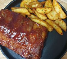 Запеченные ребра в маринаде с печеным картофелем