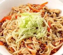 Удон с курицей и овощами