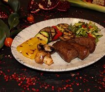 Вырезка баранины с овощами гриль