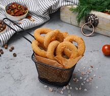 Луковые кольца с сырным соусом