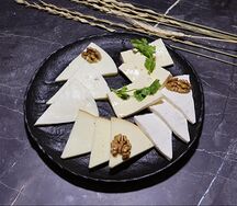 Ассорти домашних сыров