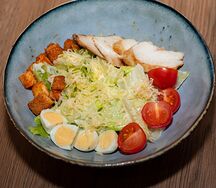 Салат Цезарь с курицей