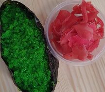 Гункан с зелёной масаго