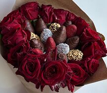 Букет из клубники в шоколаде с розами