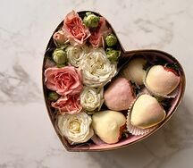 Клубника Сердце с цветами